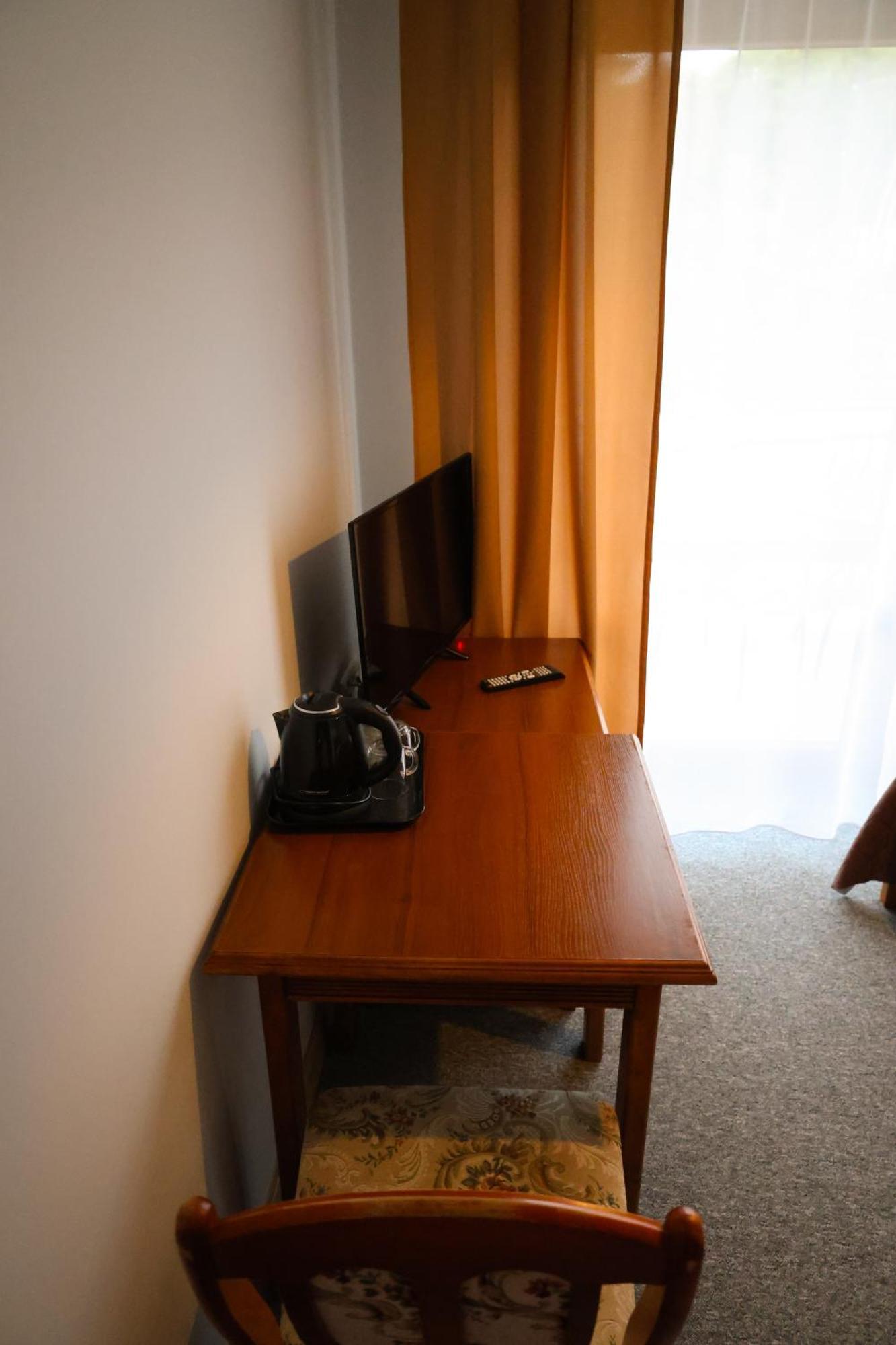 Dworek Bursztynowy Bed & Breakfast 2*