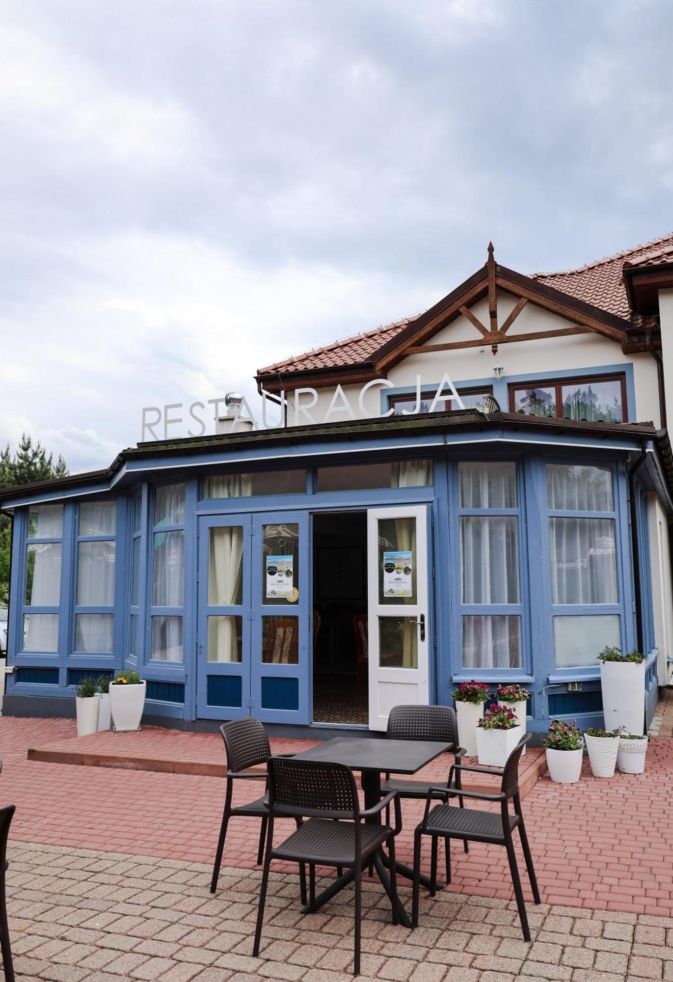 Dworek Bursztynowy Bed & Breakfast 2*